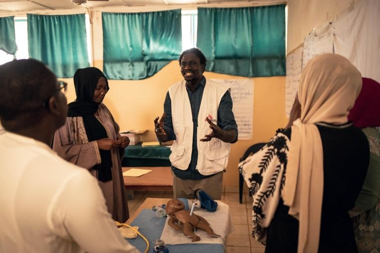 Un nutritionniste de MSF anime une formation à la prise en charge de la malnutrition à Am Timan.