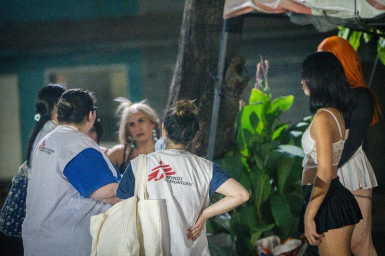 Le personnel de MSF sensibilise des travailleuses du sexe dans les rues de San Pedro Sula.