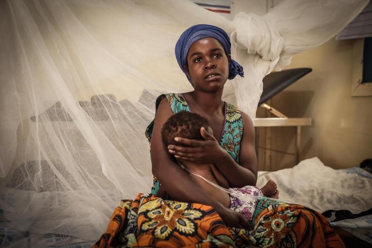 Ange, 30 ans, tient dans ses bras son fils, qui souffre de malnutrition aiguë, au centre de santé de Kachembe, à Katoyi, dans le Nord-Kivu.