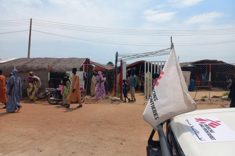Devant une clinique mobile de l'ONG MSF à  Ad-Damazin, au Soudan