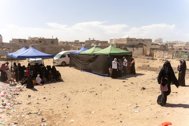Des familles déplacées, composées principalement de femmes et d'enfants, attendent pour être examinées et soignées à la clinique mobile MSF, à proximité d'Aden 