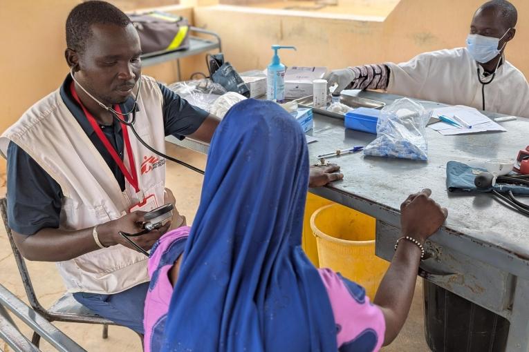 Les équipes MSF en consultation avec des personnes déplacées à Macina, dans le centre du Mali.