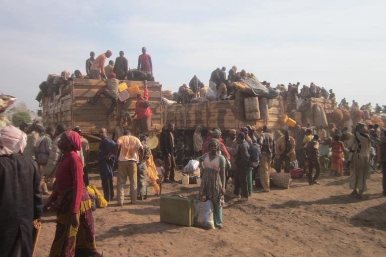 A Sido au Tchad des réfugiés centrafricains arrivent entassés dans des camions