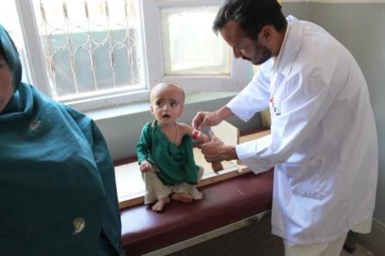 Hôpital de Sadda consultation médicale pour un enfant malnutri juin 2012