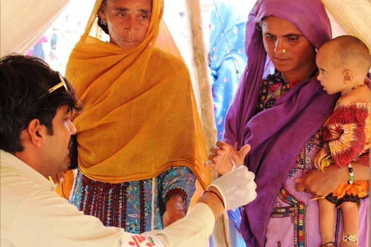 Consultation médicale dispensaire mobile MSF Dera Murad Jamali septembre 2012