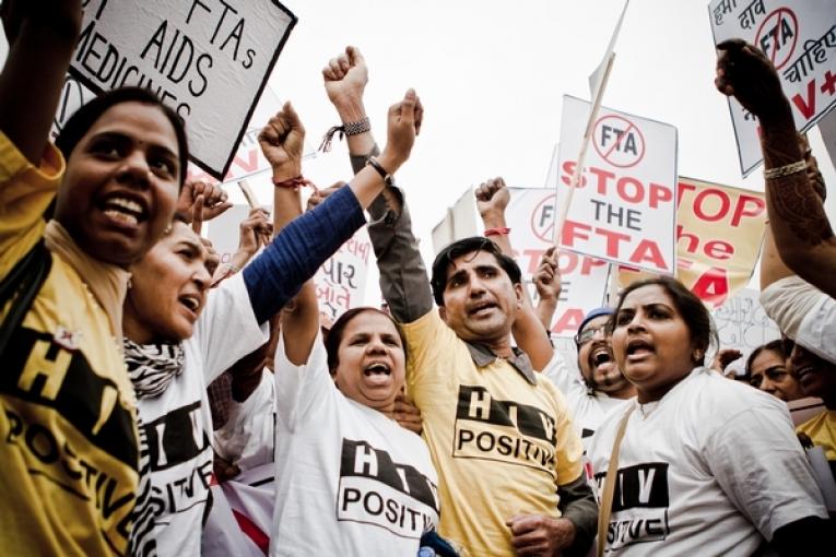 Des milliers de manifestants sont descendus dans les rues de Delhi en Inde le 2 mars 2011 pour protester contre l'Accord de libre échange prévu entre l'Inde et l'Union Européenne qui va limiter l'accès à des médicaments essentiels.