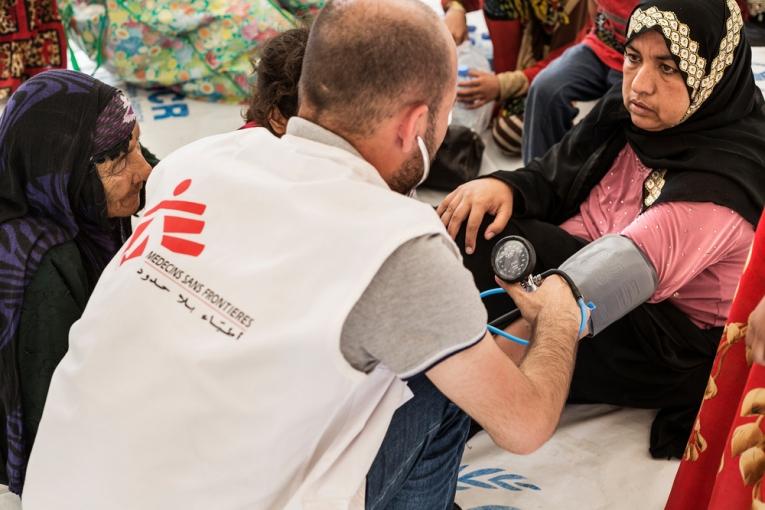 Un médecin MSF prend en charge des déplacés ayant fui Mossoul réfugiés ici dans le camp d'Hassansham. Mai 2017