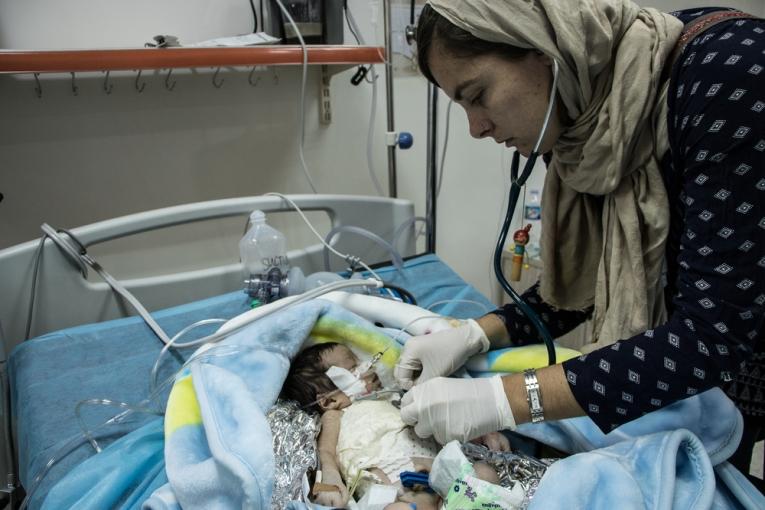Un nouveau né dans l'unité de soins intensifs de l'hôpital Al Khansaa à Mossoul en octobre 2017.
