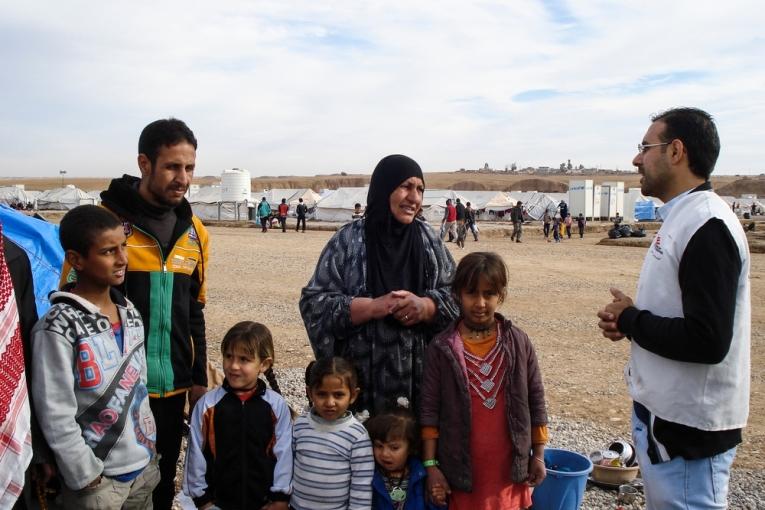 Les équipes de MSF se rendent dans les camps d’Hassancham et de Khazir à 35 km à l’est de Mossoul pour expliquer aux déplacés qu’ils peuvent consulter un psychiatre ou un psychologue s'ils ont besoin d'aide.