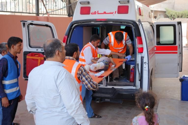 Une petite fille blessée à la jambe par une explosion près d'une ligne de front est référée vers un autre hôpital après avoir été stabilisée par MSF à Mossoul Ouest. @Jacob Kuehn/MSF