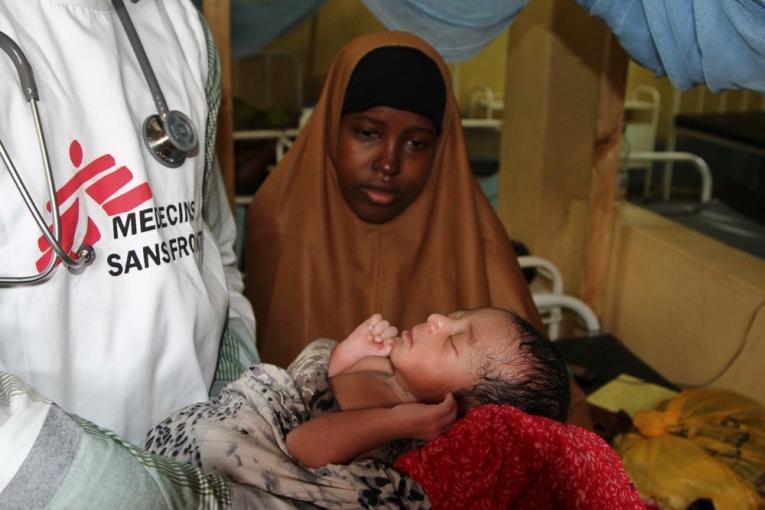 Une maman et son nouveau né à l'hôpital MSF de Dagahaley dans le camp de réfugiés de Dadaab au Kenya en décembre 2013.