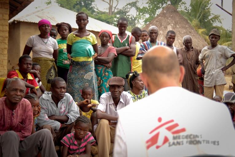 Campagne de sensibilisation au virus Ebola dans un village en Guinée