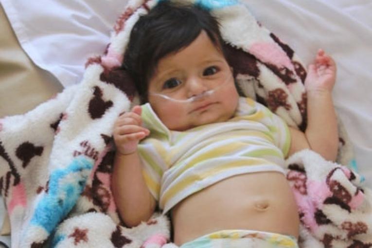 Le petit Mostafa âgé de 7 mois est pris en chargé à l'hôpital MSF du camp de Zaatari.