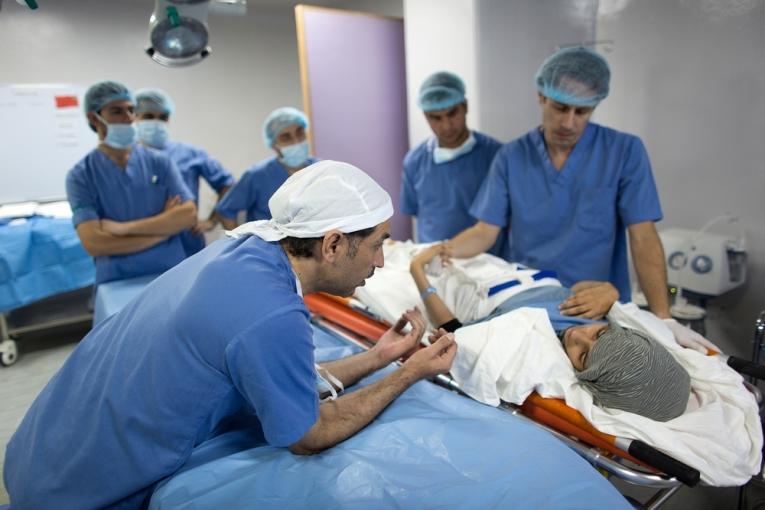 L'équipe chirugicale MSF de l'hôpital de Ramtha se prépare à opérer un patient. Novembre 2013