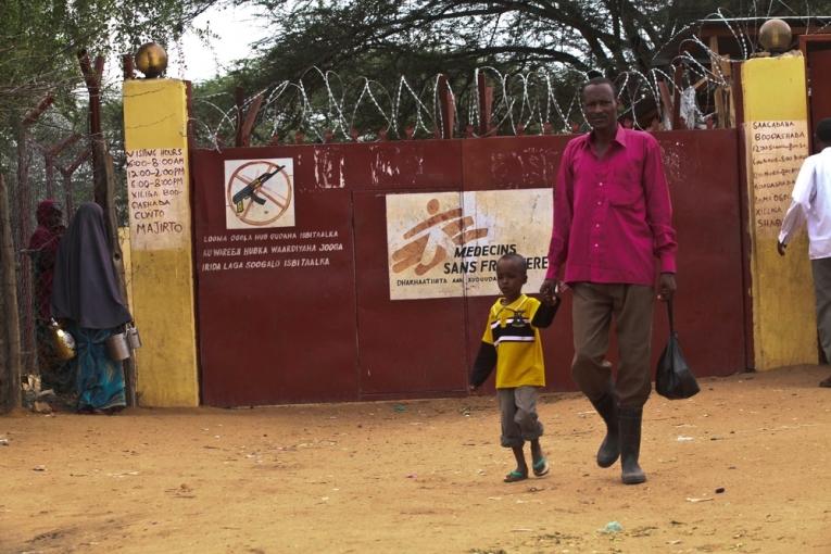 Un père et son fils réfugiés somaliens devant l'hôpital MSF du camp de Dagahaley à Dadaab au Kenya  décembre 2013.