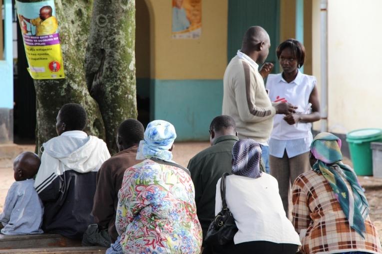 Des patients attendent leur rendez vous au centre de Ndhiwa au Kenya.