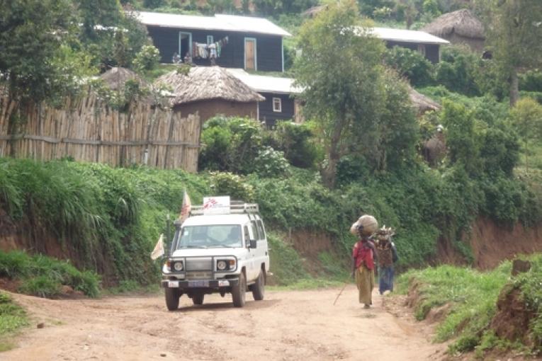Ce mercredi matin deux Médecins Sans Frontières  Cédric infirmier   et Marius logisticien   ont été enlevés près de Nyanzale dans le Nord Kivu alors qu’ils se déplaçaient en voiture. Ils ont été relâchés sains et saufs quelques heures apr