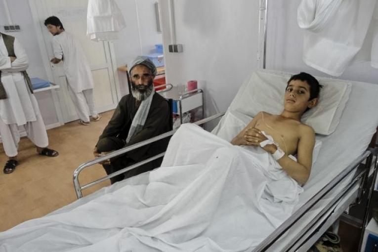 Un patient traité par MSF pour une blessure par balle dans l'hôpital de Kunduz en Afghanistan en octobre 2011.