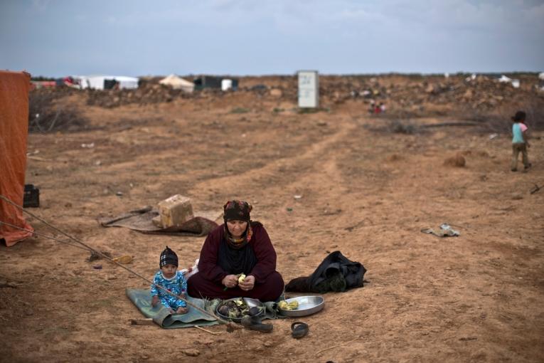 Des réfugiés syriens coincés dans le « berm » entre la Syrie et la Jordanie.