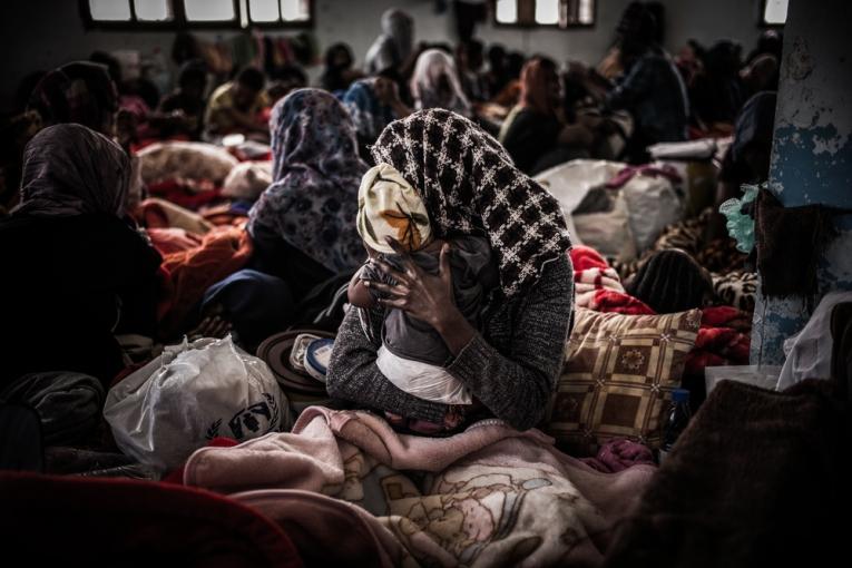 Femmes et enfants sont confinés dans des espaces extrêmement réduits et non adaptés ici au centre de détention de Sorman à 60 km à l'ouest de Tripoli.