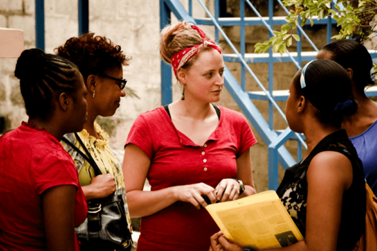 Lisa discute avec son équipe de docteurs pendant la semaine de formation qui précède l'ouverture de la clinique.