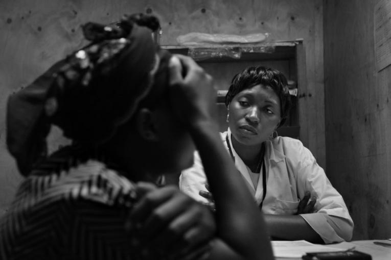 L'infirmière explique le traitement médical préconisé suite à des violences sexuelles  Centre de santé de Nyanzalé