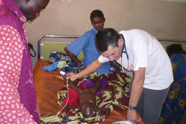 Prise en charge d'un enfant malade de la rougeole dans un centre de santé à Ouagadougou mai 2009.