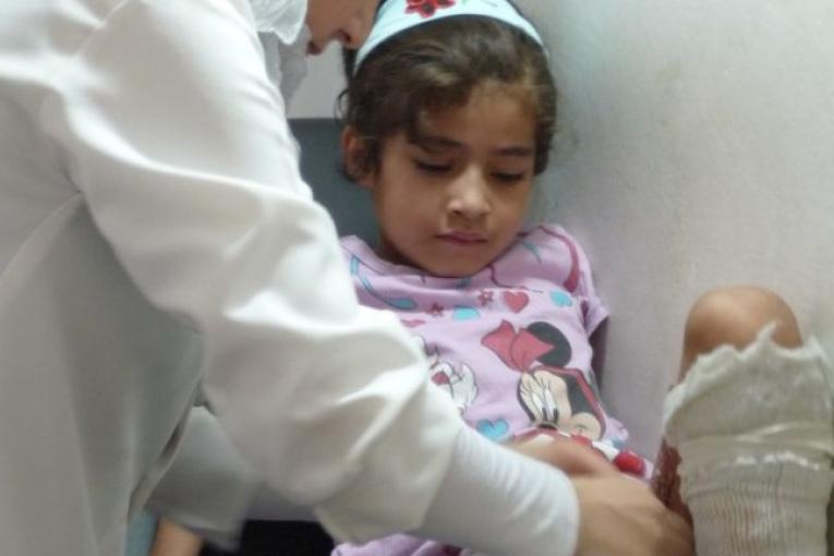 Clinique de soins post opératoires de Gaza ville pansements sur petite fille brûlée