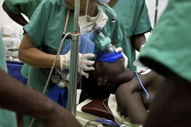 L'équipe de chirurgie dans le bloc de l'hôpital d'Abobo sud à Abidjan  19 avril 2011