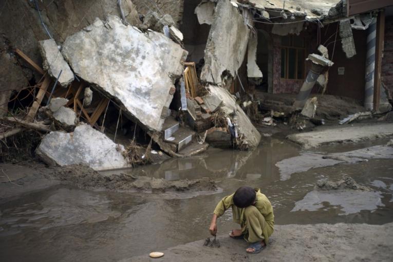 Inondations dans la vallée de Swat Pakistan été 2010. Un petit garçon joue dans la boue