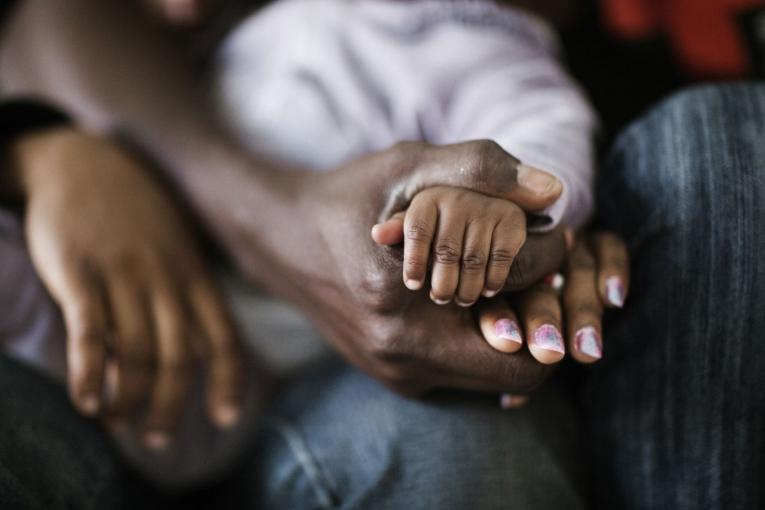 Une famille originaire du Nigéria dans le camp de Mineo en Sicile  Juin 2011