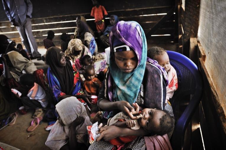 Une mère et son enfant pris en charge par MSF dans le camp de Dagahaley (Dadaab) au Kenya.