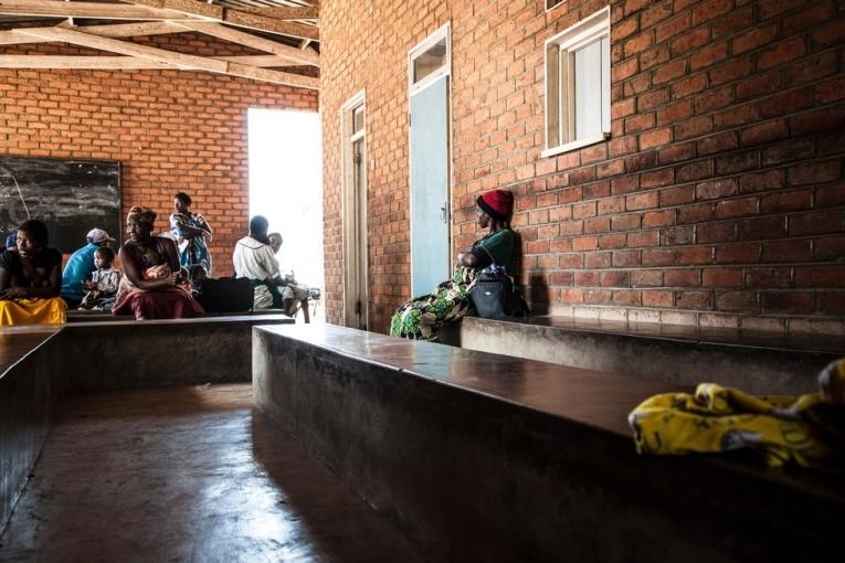 Au centre de santé Namitambo au Malawi les patients viennent chercher leurs médicaments anti rétroviraux et reçoivent des conseils sur l'observance du traitement ainsi que sur le stockage des ARV. Giulio Donini/UNITAID