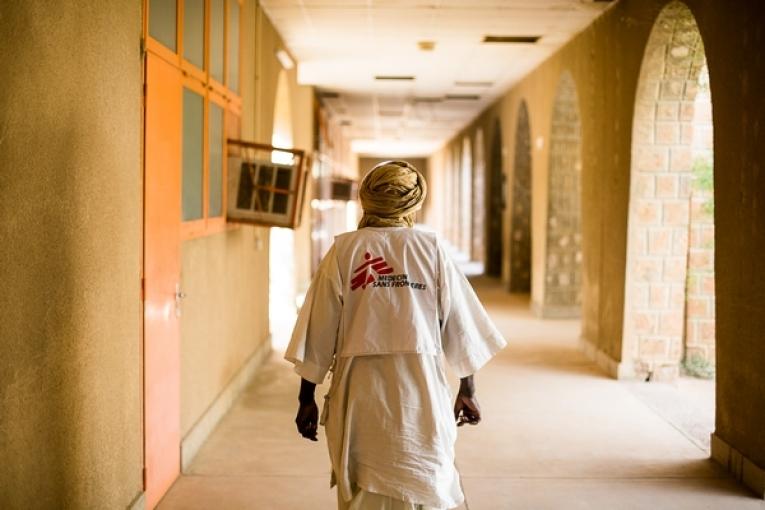 A l'hôpital de Tombouctou les gardes portent des gilets MSF par mesure de sécurité. Trevor Snapp