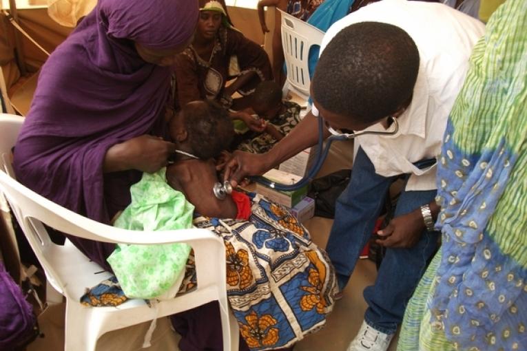 Un enfant atteint de malnutriton est examiné par le médecin MSF dans le Centre thérapeutique nutritionnel de Bogué dans la région de Brakna en Mauritanie  Mai 2012.