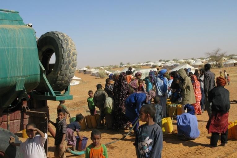 Des réfugiés attendant de recevoir de l'eau dans le camp de Mbera en Mauritanie.