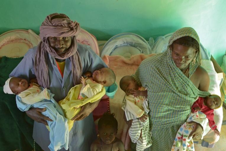 Les quadruplés nés en janvier avec leurs parents dans le camp de Mbera Mauritanie en mars 2014.