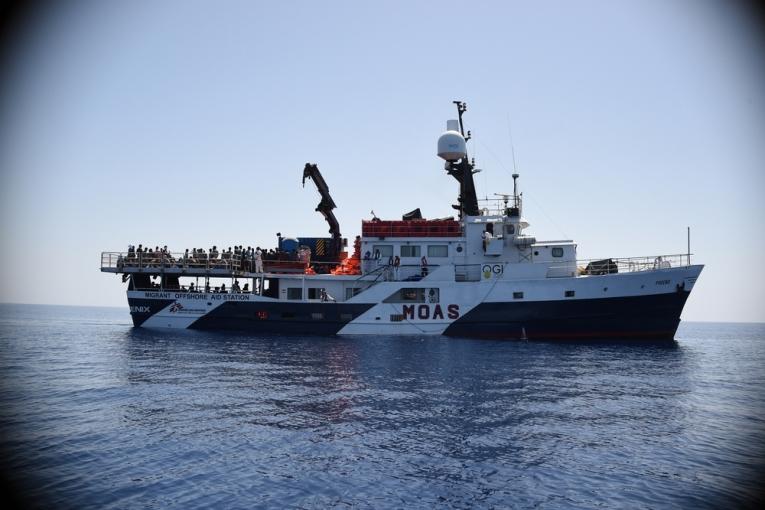 MSF et le MOAS ont lancé le 2 mai une opération commune de recherche de sauvetage et d'aide médicale en Méditerranée centrale entre l'Afrique et l'Europe. L'opération se déroulera de mai à octobre où il est attendu que des milliers de migrants ri