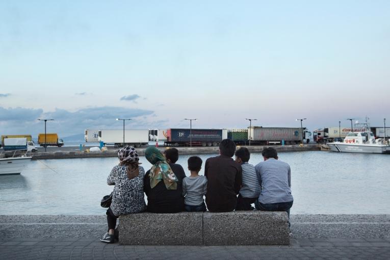 Une famille de migrants afghans sur le port de Kos en Grèce. Juin 2015