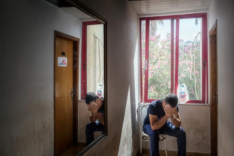 Un réfugié syrien attend son tour pour une consultation MSF dans l'hôtel "Captain Elias". Juin 2015