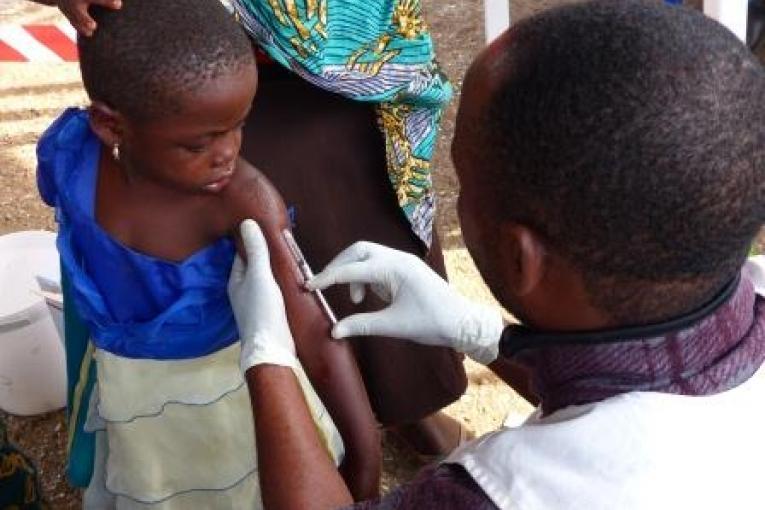 petite fille se faisant vacciner au cours de la campagne de vaccination MSF dans la région des hauts plateaux autour du Minova