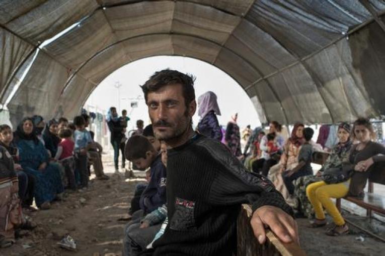 Des patients syriens attendent devant le dispensaire de MSF dans le camp de réfugiés de Domiz en Irak  novembre 2013.