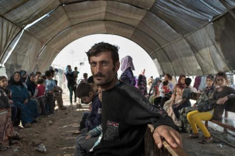 Des patients syriens attendent devant le dispensaire de MSF dans le camp de réfugiés de Domiz en Irak novembre 2013.