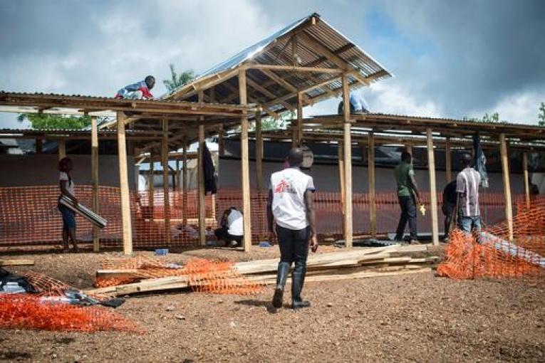 Les équipes MSF augmentent la capacité du centre de traitement de Kailahun.