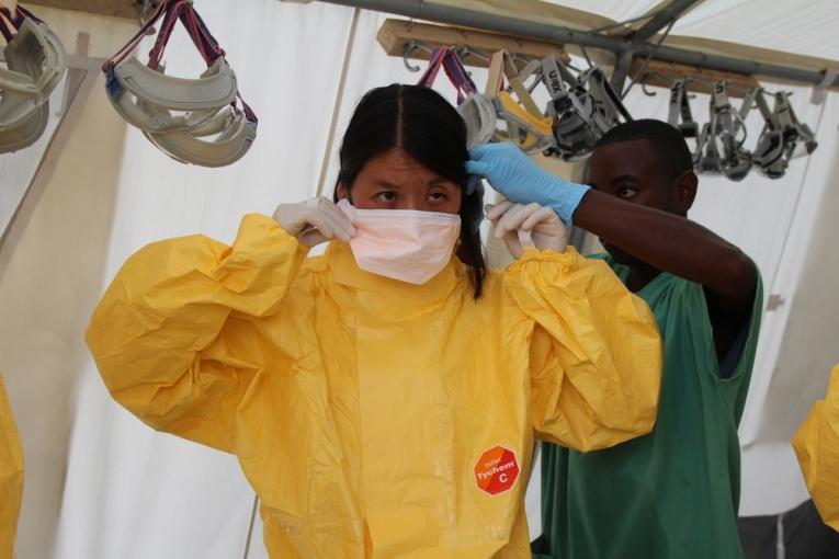 La réponse internationale à l’épidémie d’Ebola en Afrique de l’Ouest a été jusqu’ici fragmentaire et lente ce qui a amené les populations locales les gouvernements nationaux et les organisations non gouvernementales (ONG) à faire la majeur