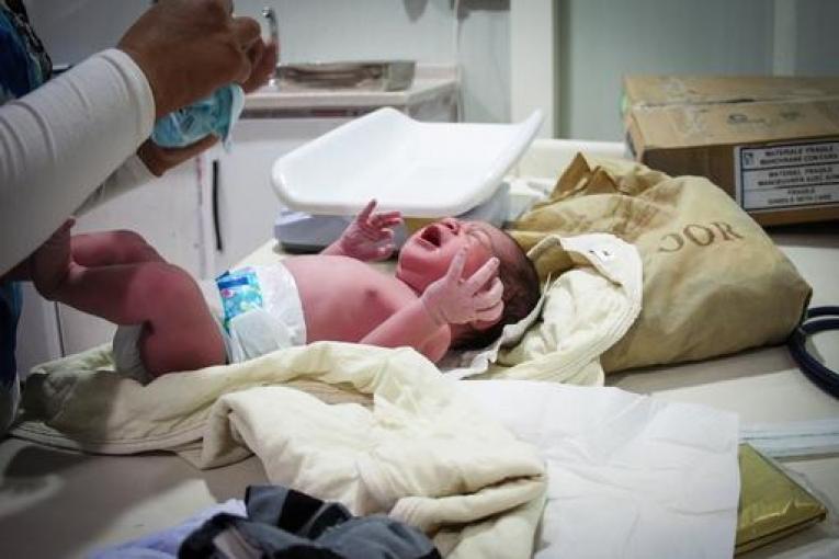 4 août 2014 : Ayla Hamdo 3.200 kg et 62 cm est le premier bébé né à la maternité du camp de Domiz