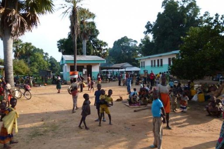 Réfugiés dans l'enceinte de l'hôpital de Batangafo RCA août 2014