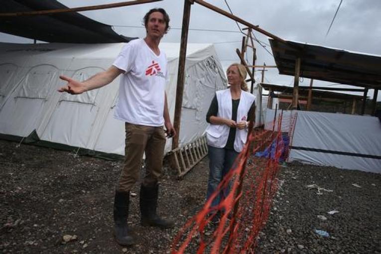 Construction du centre MSF de traitement Ebola à Monrovia Libéria.