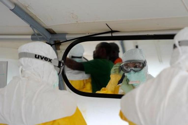 Une infirmière vérifie son équipement avant de pénétrer dans la zone à haut risque d'ELWA 3 centre MSF de gestion de l'Ebola à Monrovia Liberia  Septembre 2014