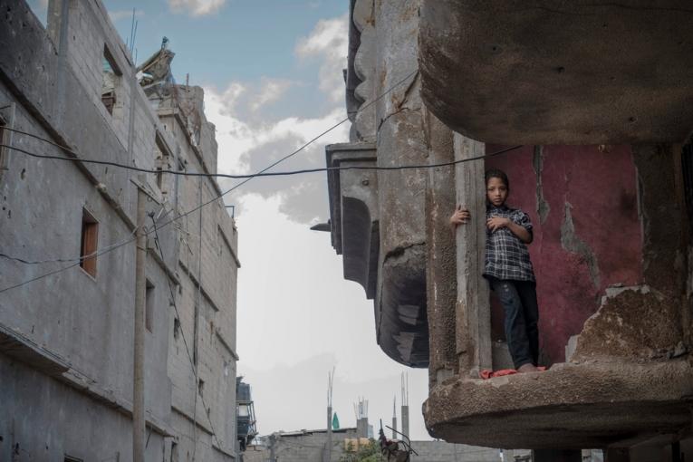 Gaza 2014  enfant dans les ruines de Beit Hanoun